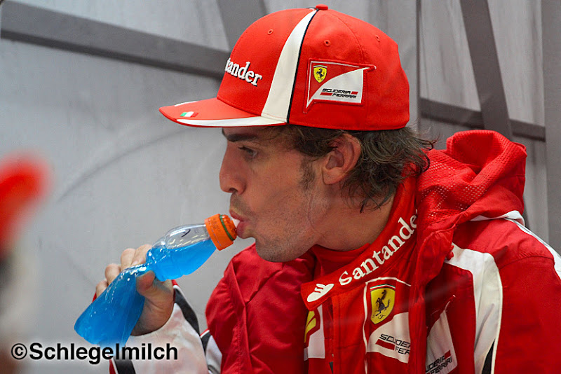 Фернандо Алонсо пьет голубую воду из бутылки на Гран-при Бельгии 2011