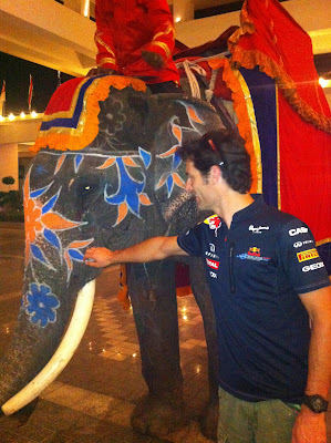 Марк Уэббер со слоном в дни уикэнда на Гран-при Индии 2011