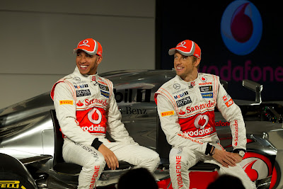 улыбающиеся Льюис Хэмилтон и Дженсон Баттон на презентации нового болида McLaren MP4-27 - 1 февраля 2012