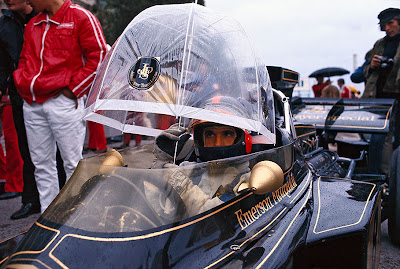Эмерсон Фиттипальди под зонтиком в болиде Lotus 72D на Гран-при Италии 1972