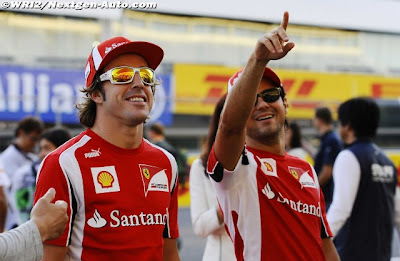 Фелипе Масса указывает куда-то пальцем Фернандо Алонсо на Гран-при Японии 2011