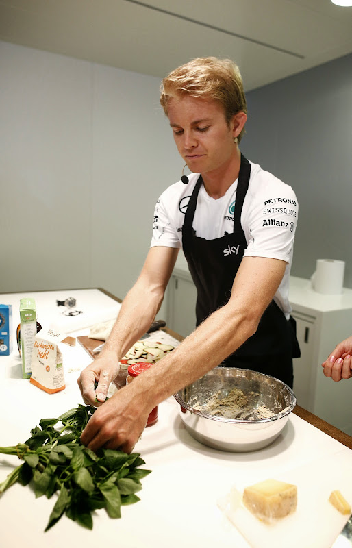 Нико Росберг готовит свою фирменную пиццу на перед Гран-при Монако 2014