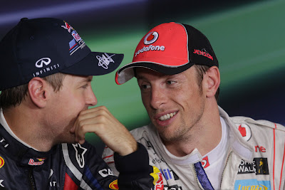 Себастьян Феттель и Дженсон Баттон смотрят друг на друга на пресс-конференции после квалификации на Гран-при Сингапура 2011