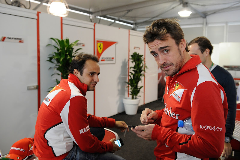 Фелипе Масса и Фернандо Алонсо с телефоном на Гран-при США 2012