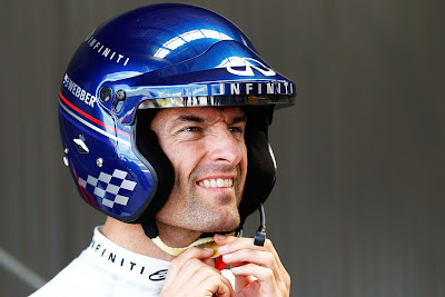 Марк Уэббер одевает шлем на фестивале Top Gear в Сиднее 10 марта 2013