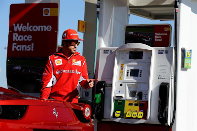 Фернандо Алонсо заправляет Ferrari на заправке Shell на Гран-при США 2012