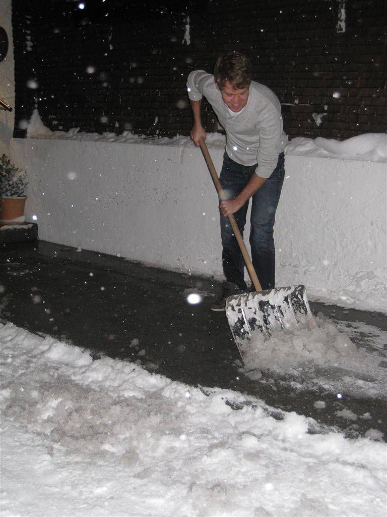 Себастьян Феттель убирает снег перед отелем Rote Wand 30 декабря 2011