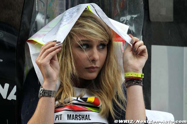 девушка маршал под дождем на пит-лейне Гран-при Бельгии 2011 в Спа-Франкошам