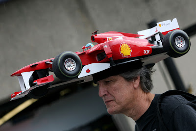 болельщик Ferrari с головным убором в виде болида на Гран-при Канады 2011