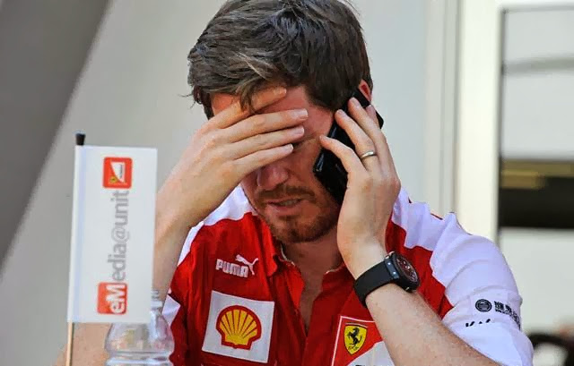 небритый Роб Смедли фэйспалмит и разговаривает по телефону на Гран-при Сингапура 2013