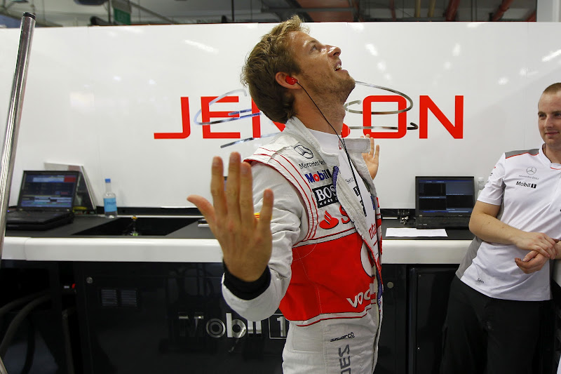 Дженсон Баттон показывает что-то руками своим механикам на Гран-при Сингапура 2012
