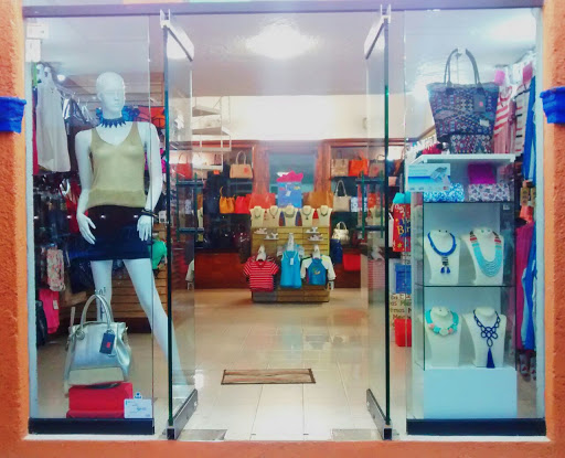TWINS Shoes & Clothing, Plaza Ixpamar, Río de Local 5 40884 Ixtapa, Calle la Laja, Zihuatanejo, Gro., México, Tienda de ropa | GRO