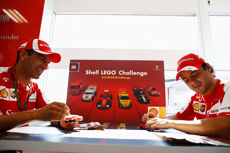 Марк Жене и Фелипе Масса собирают лего Shell LEGO Challenge на Гран-при Венгрии 2013