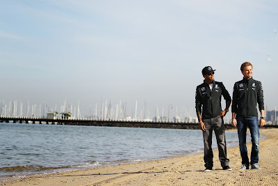 Льюис Хэмилтон и Нико Росберг гуляют по пляжу перед Гран-при Австралии 2014