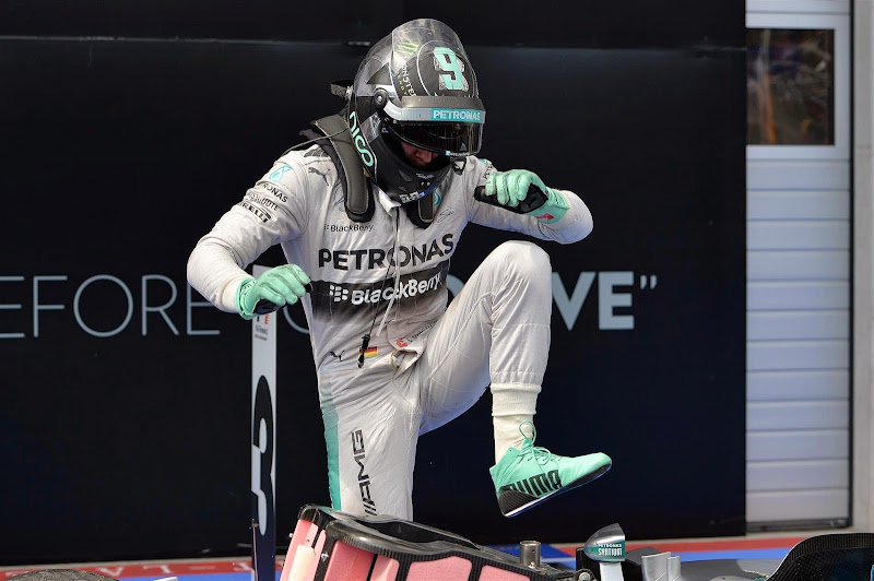 Нико Росберг вылазит из болида после победы на Гран-при Австрии 2014