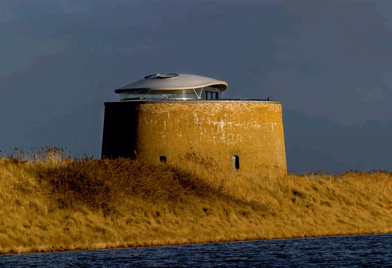 Suffolk, Regno Unito: [MARTELLO TOWER “Y” BY PIERCY CONNER ARCHITECTS]