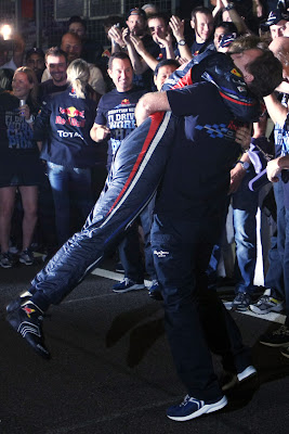 Себастьян Феттель в объятиях Кристиана Хорнера на Гран-при Японии 2011