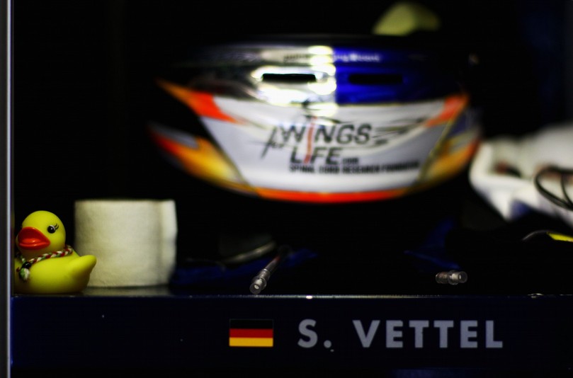 уточка рядом со шлемом Себастьяна Феттеля на Гран-при Венгрии 2011