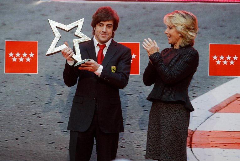 Фернандо Алонсо получает приз от Эсперанса Агирре в Мадриде 19 декабря 2011