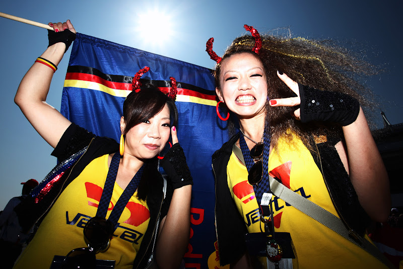 болельщицы Себастьяна Феттеля и Red Bull с дьявольскими рожками на Гран-при Японии 2011