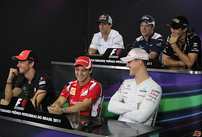 улыбающиеся пилоты на пресс-конференции в черверг на Гран-при Бразилии 2011