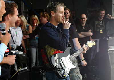 Себастьян Феттель с гитарой на фестивале после Гран-при Великобритании 2011 в Сильверстоуне