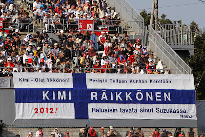 баннер Naoki от болельщиков Кими Райкконена на трибунах Сузуки на Гран-при Японии 2011