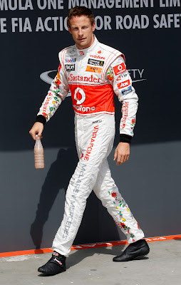 Дженсон Баттон в специально подготовленном комбинезоне Hugo Boss для Гран-при Венгрии 2011