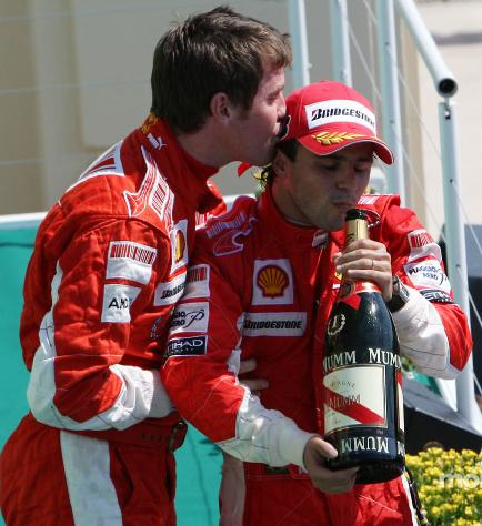 Роб Смедли целует Фелипе Массу на подиуме Гран-при Европы 2008