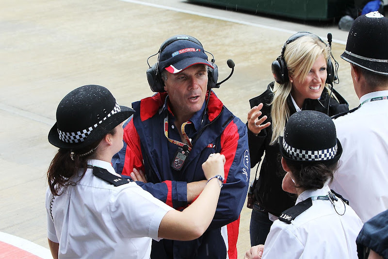 британская полиция и сотрудники Sky Sports F1 на Гран-при Великобритании 2012