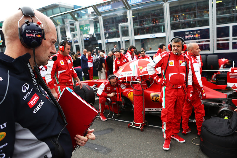 Эдриан Ньюи присматривается к болиду Ferrari на стартовой решетке Гран-при Австралии 2013