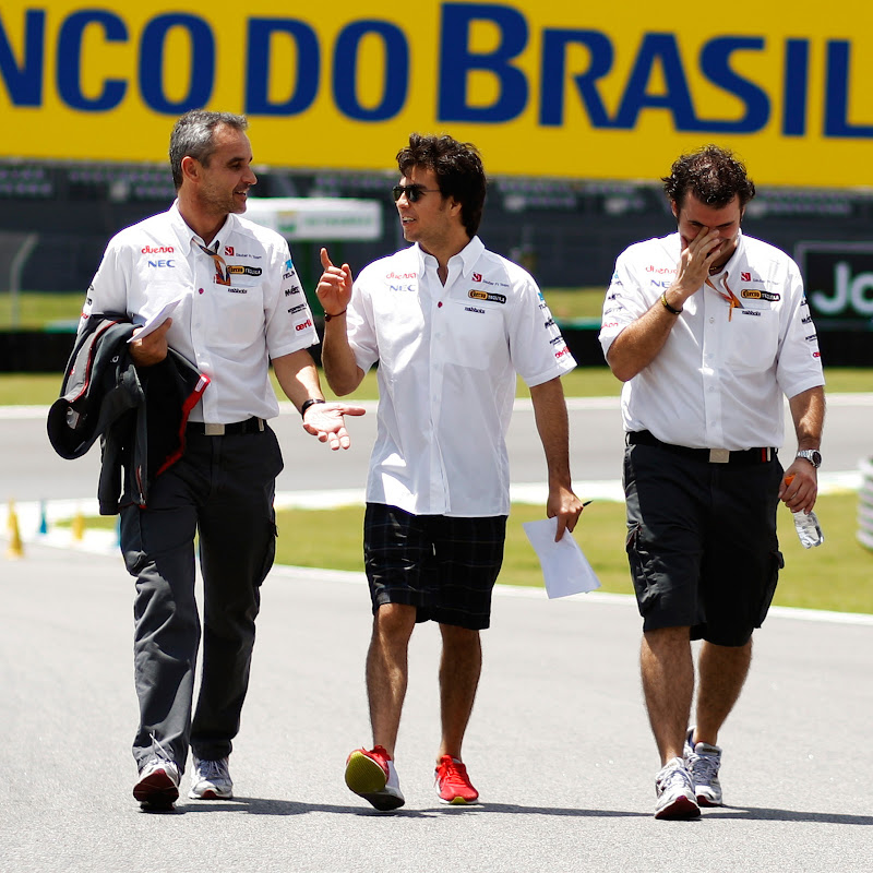 Серхио Перес гуляет по трассе Интерлагос с механиками на Гран-при Бразилии 2011