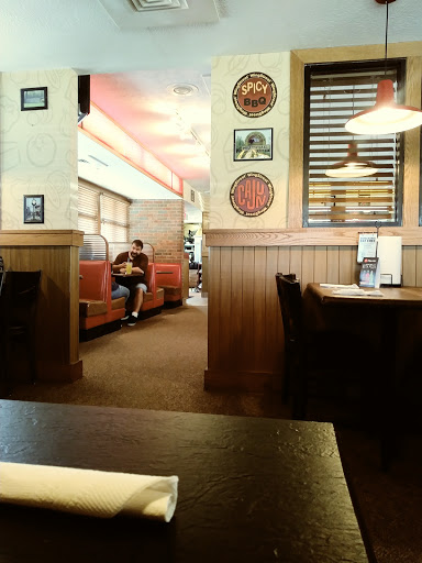 Pizza Restaurant «Pizza Hut», reviews and photos, 1800 S Broadway, Geneva, OH 44041, USA