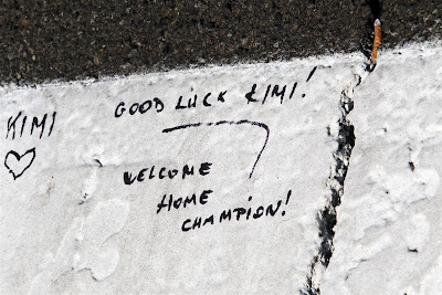 послания болельщиков Кими Райкконена на асфальте Хунгароринга на Гран-при Венгрии 2012