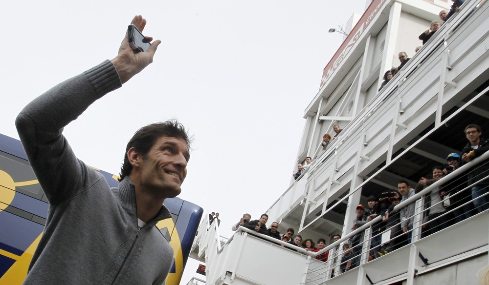 Марк Уэббер приветствует болельщиков на предсезонных тестах 2012 в Барселоне 4 марта 2012