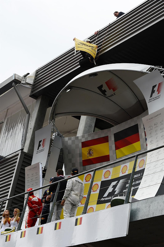 участница акции протеста против Shell спускается на подиум Гран-при Бельгии 2013