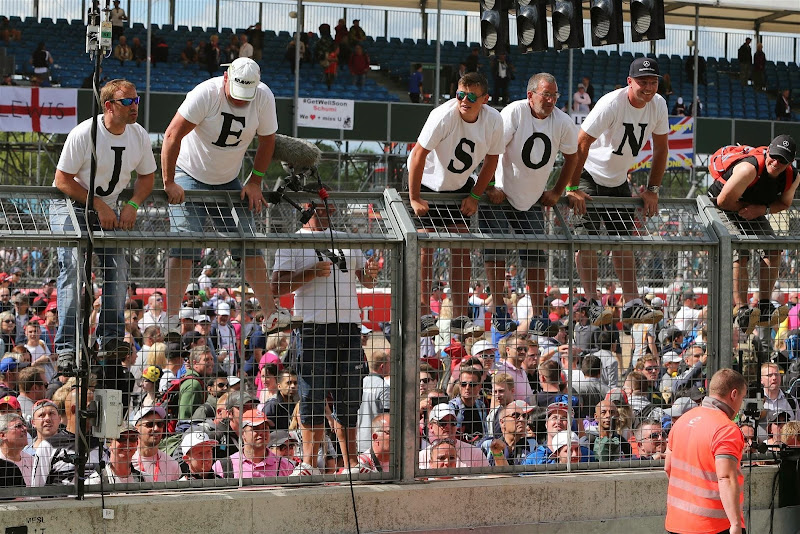 болельщики Дженсона Баттона на заборе в футболках с буквами на Гран-при Великобритании 2014