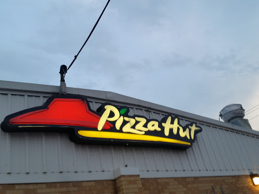 Pizza Restaurant «Pizza Hut», reviews and photos, 2335 W Shady Grove Rd, Irving, TX 75060, USA