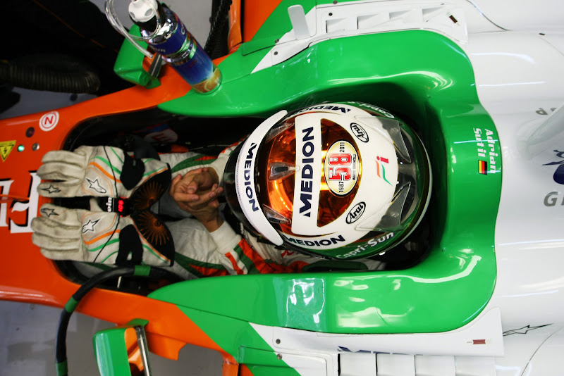 наклейка в память о Марко Симончелли на шлеме Адриана Сутиля на Гран-при Индии 2011