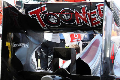 заднее крыло McLaren с рекламой Tooned на Гран-при Венгрии 2012