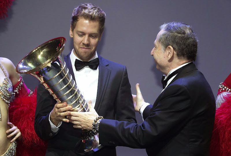 Себастьян Феттель получает кубок чемпиона из рук Жана Тодта на церемонии награждения FIA Gala 2013