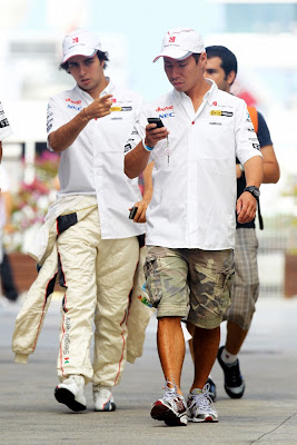 Серхио Перес идет позади Камуи Кобаяши и указывает на что-то пальцем на Гран-при Европы 2011