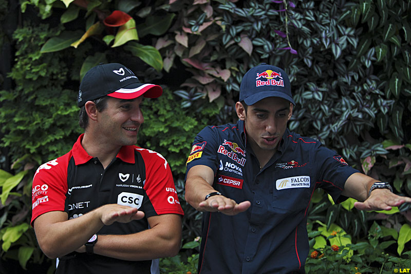 Тимо Глок и Себастьян Буэми что-то обсуждают в четверг на Гран-при Сингапура 2011