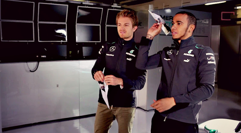 Нико Росберг и Льюис Хэмилтон бросают самолетики на съемках для Allianz перед Гран-при Австралии 2013
