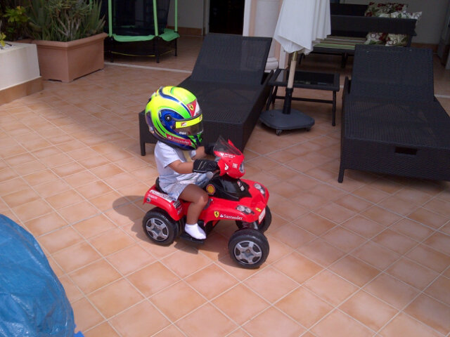 Фелипиньо Масса в шлеме Фелипе Массы на мини-Ferrari