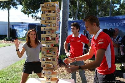 Макс Чилтон и Жюль Бьянки в компании с Натали Пинкхэм играют в Дженгу перед Гран-при Австралии 2013