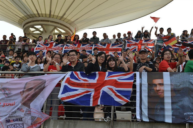 болельщики Льюиса Хэмилтона на трибунах Шанхая на Гран-при Китая 2013