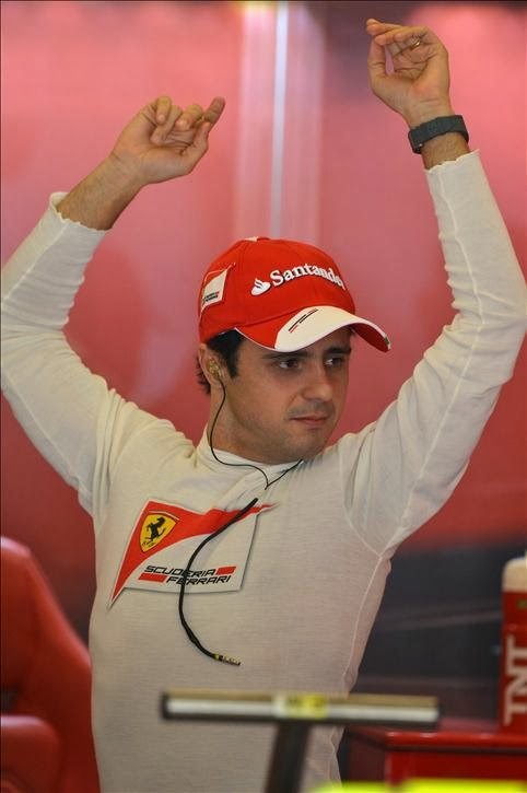 Фелипе Масса потягивается на Гран-при США 2013