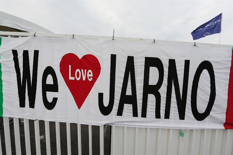 We Love Jarno - баннер болельщиков Ярно Трулли на Гран-при Японии 2012