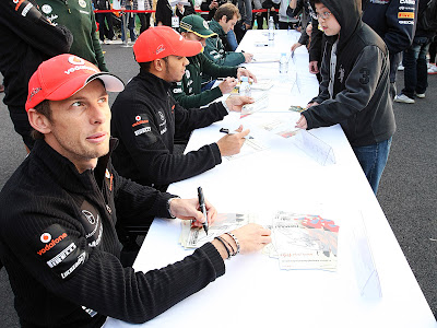 Дженсон Баттон с забавным выражением лица на автограф-сессии Гран-при Кореи 2011